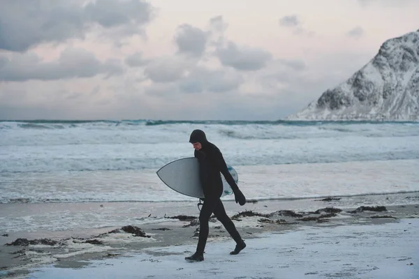 Auténtico Surfista Ártico Local Que Por Playa Después Surfear Mar — Foto de Stock