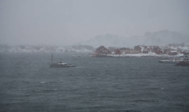Geleneksel Norveçli balıkçı kulübeleri ve tekneleri