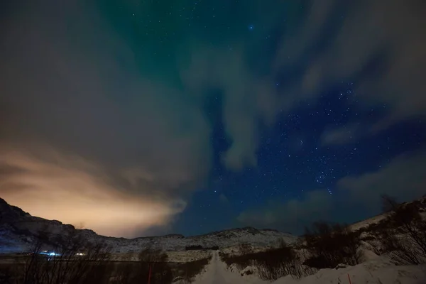 Aurora boreal Luzes verdes do norte acima das montanhas — Fotografia de Stock