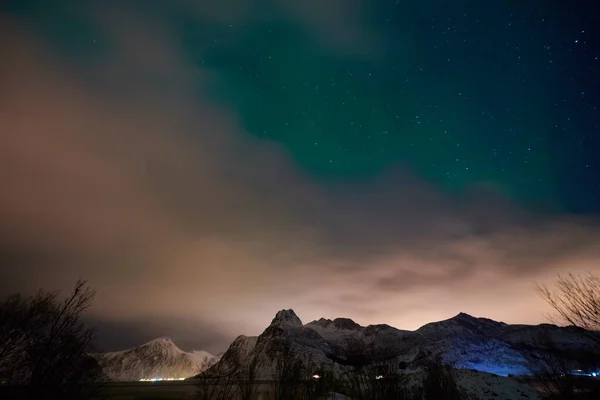 Aurora borealis Aurore boréale verte au-dessus des montagnes — Photo