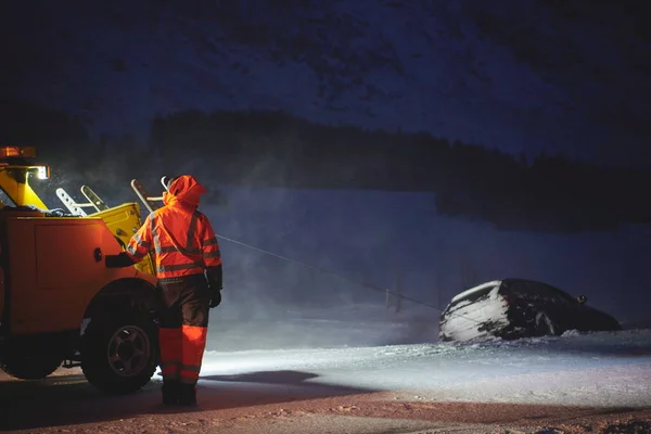 Carro sendo rebocado após acidente em tempestade de neve — Fotografia de Stock