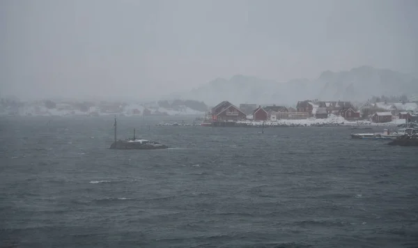 Каюты и лодки норвежских рыбаков — стоковое фото