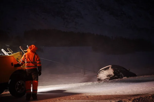 Carro sendo rebocado após acidente em tempestade de neve — Fotografia de Stock