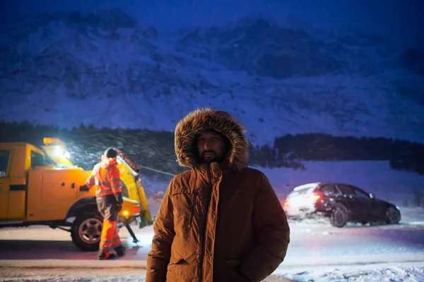 Homme sauvé après un accident de voiture en hiver — Photo