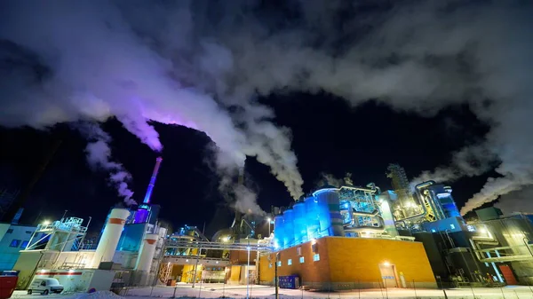 Contaminación del aire de fábrica en la noche por humo industrial — Foto de Stock