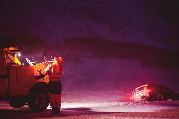 Carro sendo rebocado após acidente em tempestade de neve — Fotografia de Stock