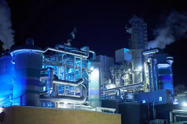 Завод ночью Загрязнение воздуха от промышленного дыма — стоковое фото