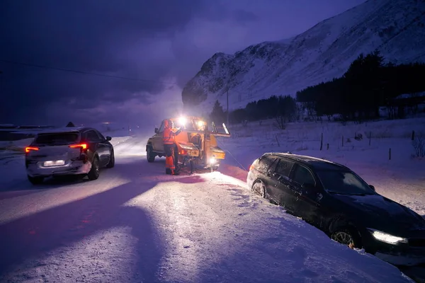 吹雪の中で事故の後に曳航されている車 — ストック写真