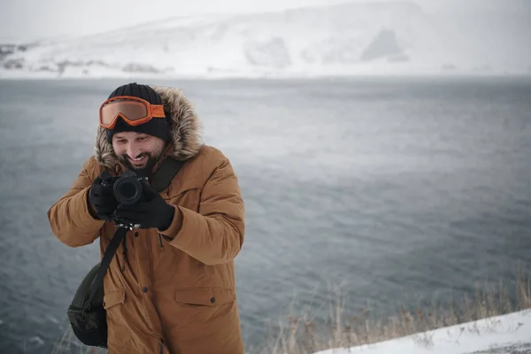 Photographe en hiver par temps orageux portant une veste de fourrure chaude — Photo