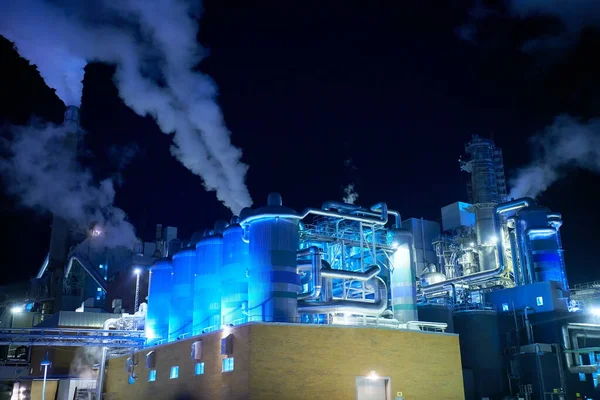 Contaminación del aire de fábrica en la noche por humo industrial — Foto de Stock