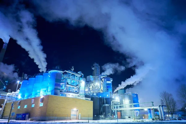 Ipari füstből származó éjszakai levegőszennyezés gyára — Stock Fotó
