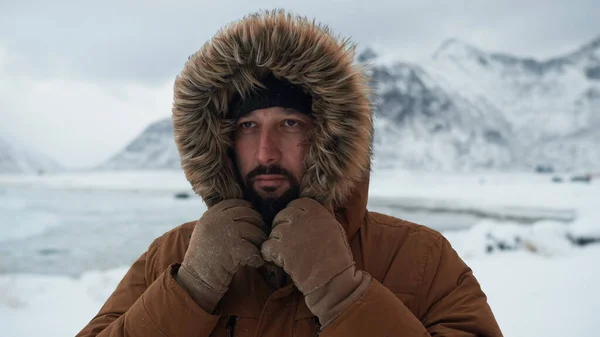 Hombre en invierno en clima tormentoso usando abrigo de piel caliente —  Fotos de Stock