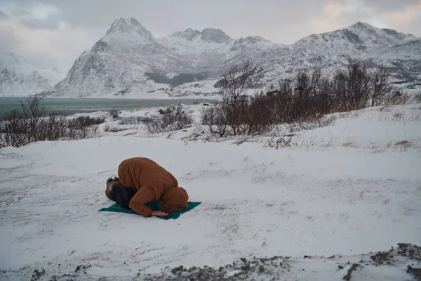 Viaggiatore musulmano che prega in fredda giornata invernale nevosa — Foto Stock