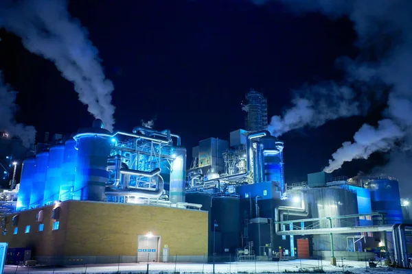 Завод ночью Загрязнение воздуха от промышленного дыма — стоковое фото