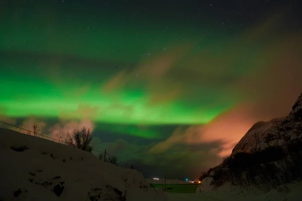 Aurora boreal Luzes verdes do norte acima das montanhas — Fotografia de Stock