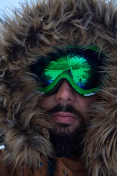 Hombre en invierno en clima tormentoso usando abrigo de piel caliente — Foto de Stock