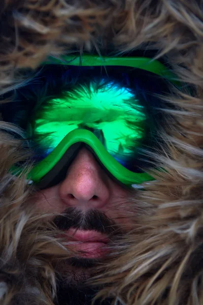 Homem no inverno em tempo tempestuoso vestindo casaco de pele quente — Fotografia de Stock