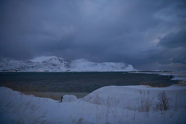 Costa noruega en invierno con mal tiempo nublado nieve —  Fotos de Stock