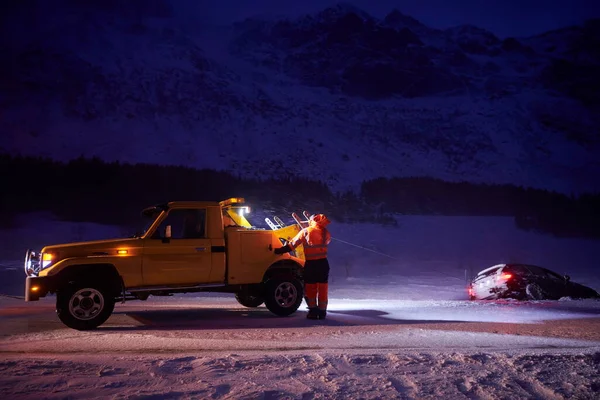 Carro sendo rebocado após acidente em tempestade de neve — Fotografia de Stock