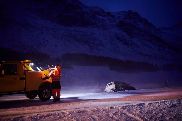 Coche remolcado tras accidente en tormenta de nieve —  Fotos de Stock