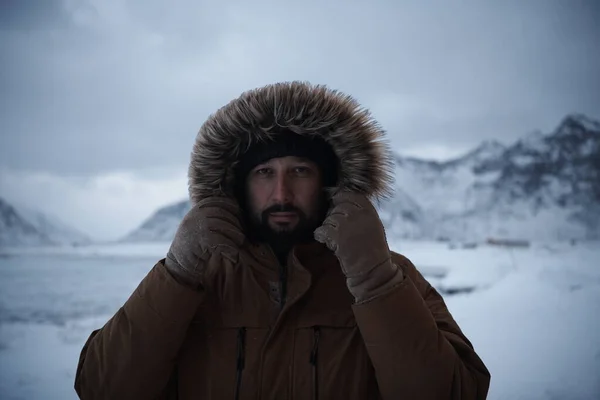 Άντρας το χειμώνα με θυελλώδη καιρό φορώντας ζεστό γούνινο μπουφάν — Φωτογραφία Αρχείου