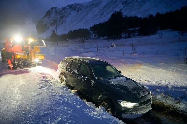 Auto trainata dopo incidente in tempesta di neve — Foto Stock