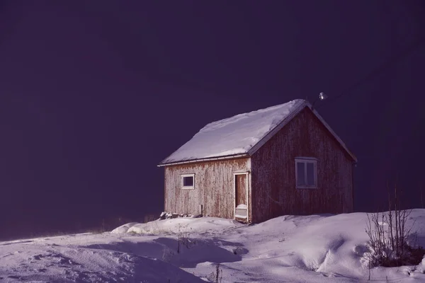 Traditionele Noorse vissershutten bedekt met sneeuw 's nachts — Stockfoto