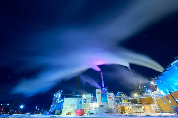 Завод у нічному повітрі забруднений промисловим димом — стокове фото