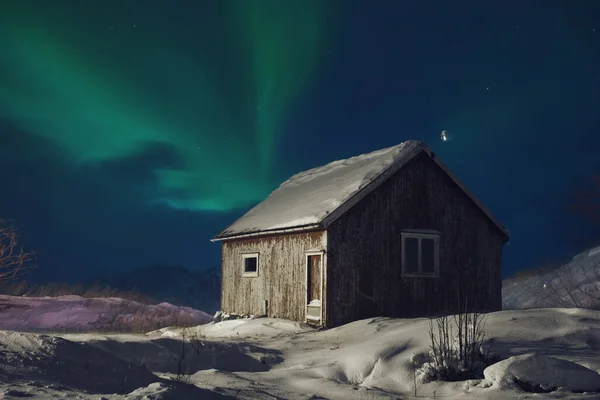 Aurora boreal Luzes verdes do norte acima das montanhas — Fotografia de Stock