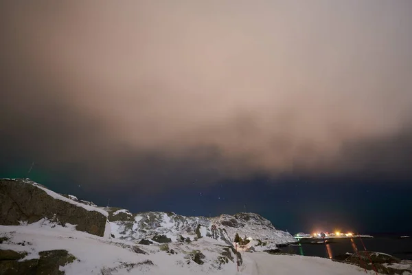 Aurora borealis Groen noorderlicht boven de bergen — Stockfoto