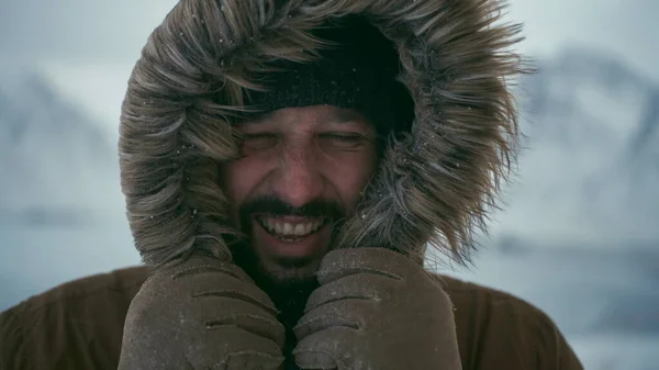 Homme à l'hiver par temps orageux portant une veste de fourrure chaude — Photo