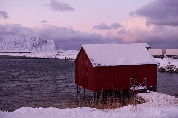 Cabines et bateaux de pêcheurs norvégiens traditionnels — Photo