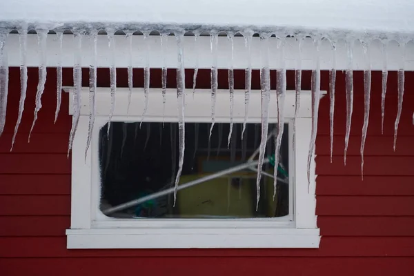 Rampouchy na střeše červeného domu v Norsku — Stock fotografie