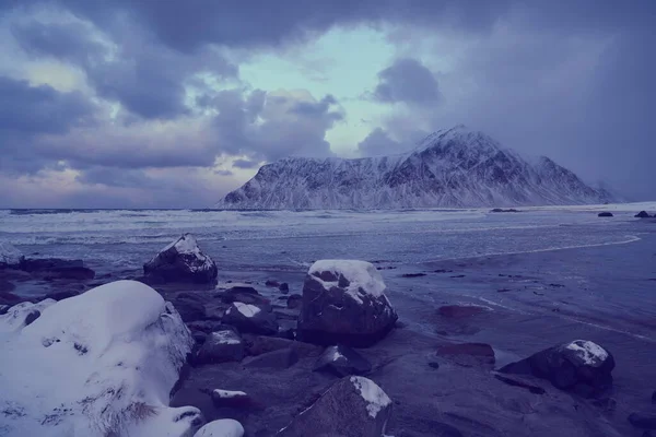 Wybrzeże Norwegii w zimie ze śniegiem zła pogoda zachmurzenie — Zdjęcie stockowe