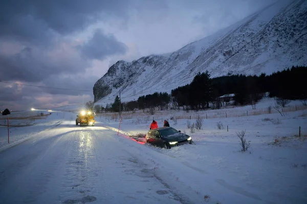 Carro sendo rebocado após acidente em tempestade de neve — Fotografia de Stock