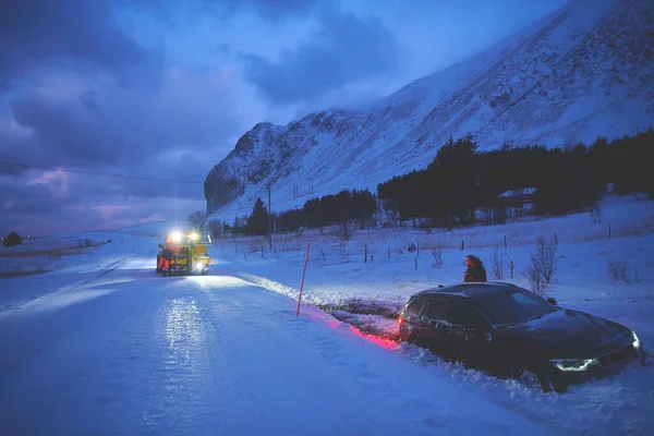 Auto wordt weggesleept na ongeval in de sneeuwstorm — Stockfoto