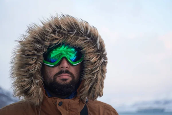 Hombre en invierno en clima tormentoso usando abrigo de piel caliente —  Fotos de Stock