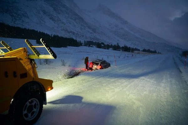 Автомобиль буксируют после аварии во время снежной бури — стоковое фото