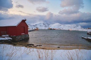 Geleneksel Norveçli balıkçı kulübeleri ve tekneleri