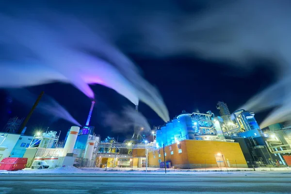 Contaminación del aire de fábrica en la noche por humo industrial — Foto de Stock