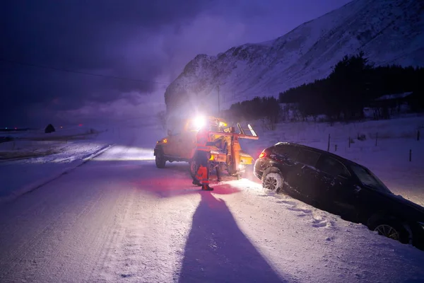 Carro sendo rebocado após acidente em tempestade de neve — Fotografia de Stock