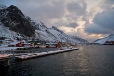 Geleneksel Norveçli balıkçı kulübeleri ve tekneleri