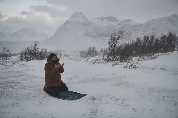 Viaggiatore musulmano che prega in fredda giornata invernale nevosa — Foto Stock