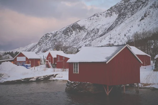 Cabines et bateaux de pêcheurs norvégiens traditionnels — Photo