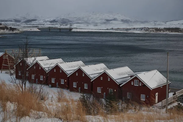 Cabanas e barcos tradicionais de pescadores noruegueses — Fotografia de Stock