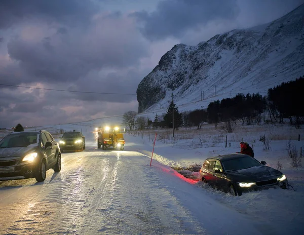 Автомобиль буксируют после аварии во время снежной бури — стоковое фото