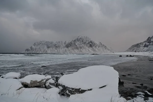 Norwegische Küste im Winter mit Schnee schlechtes bewölktes Wetter — Stockfoto