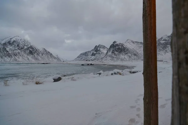 Norwegische Küste im Winter mit Schnee schlechtes bewölktes Wetter — Stockfoto