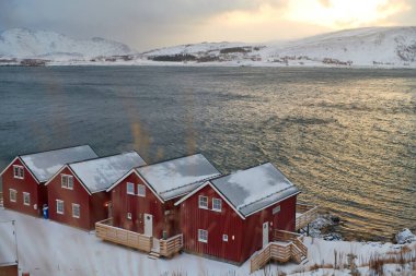Geleneksel Norveçli balıkçı kulübeleri ve tekneleri
