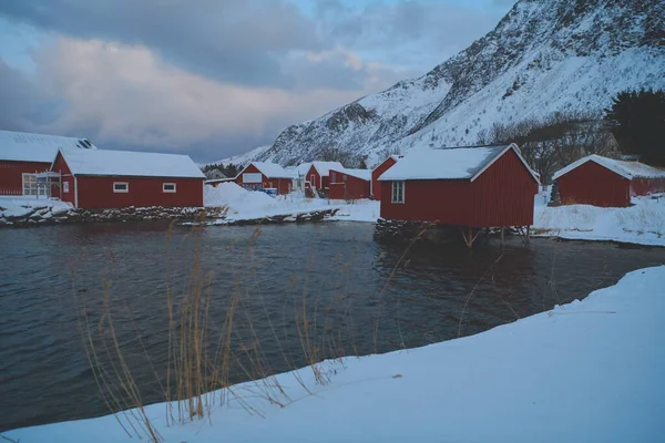 Traditional Norwegian fishermans cabins and boats — Stock Photo, Image